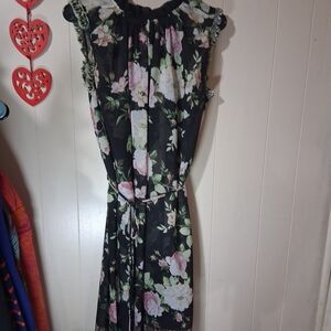 Chic Floral Midi Dress in Black